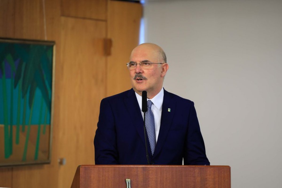 Ministro da Educação afirma que não tem responsabilidade sobre volta às aulas 