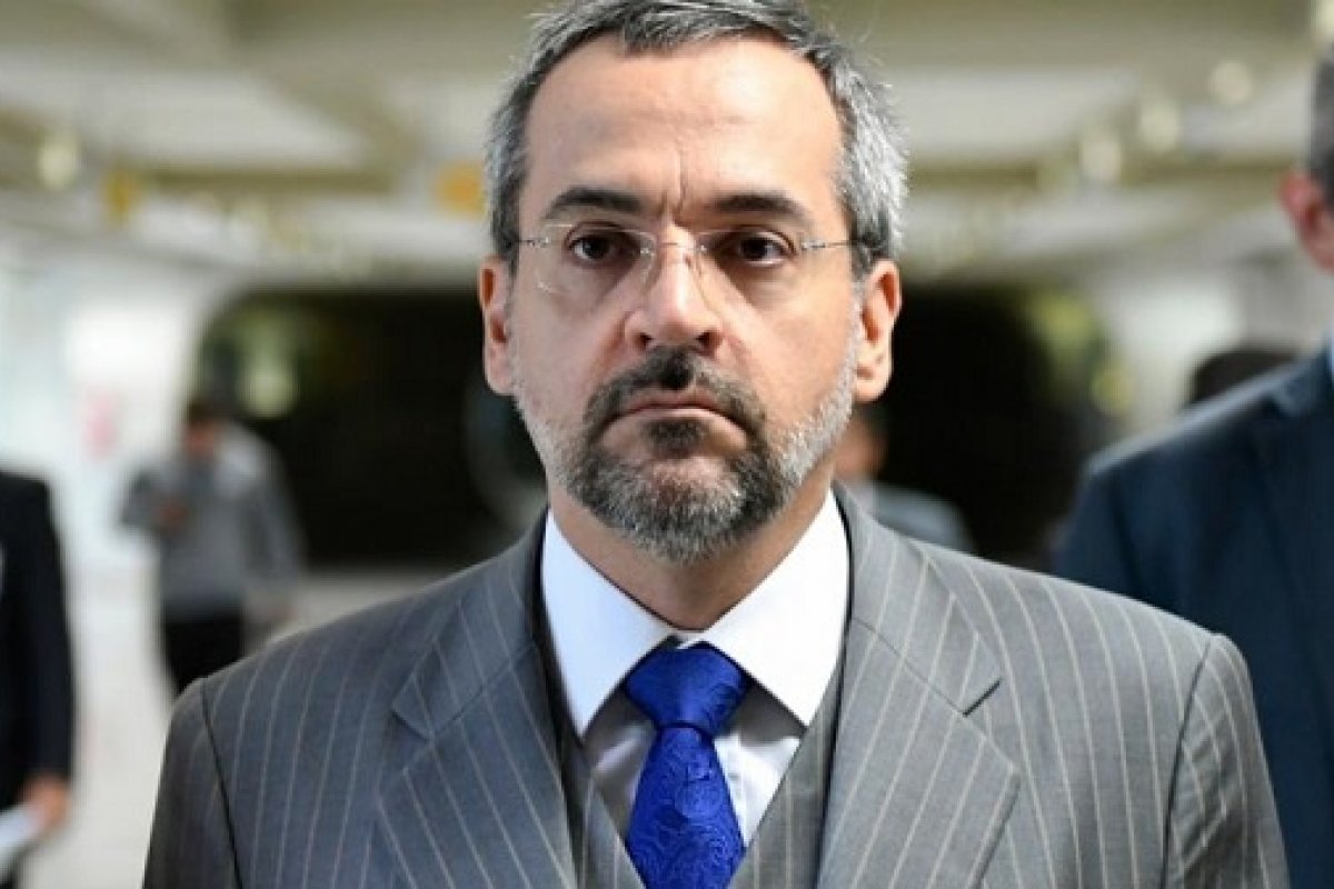 MPF investiga Weintraub por suposto uso indevido de passaporte diplomático