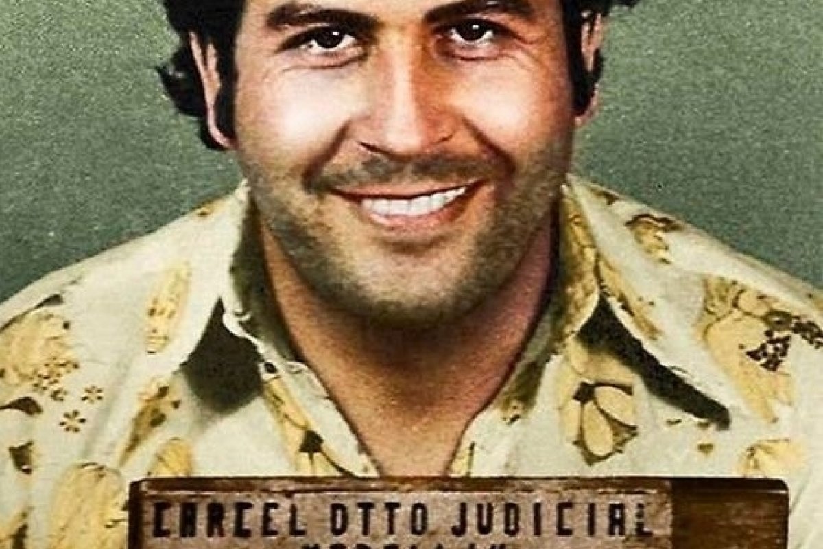 Sobrinho de Pablo Escobar encontra mais de R$ 100 mil escondidos em uma parede secreta em apartamento