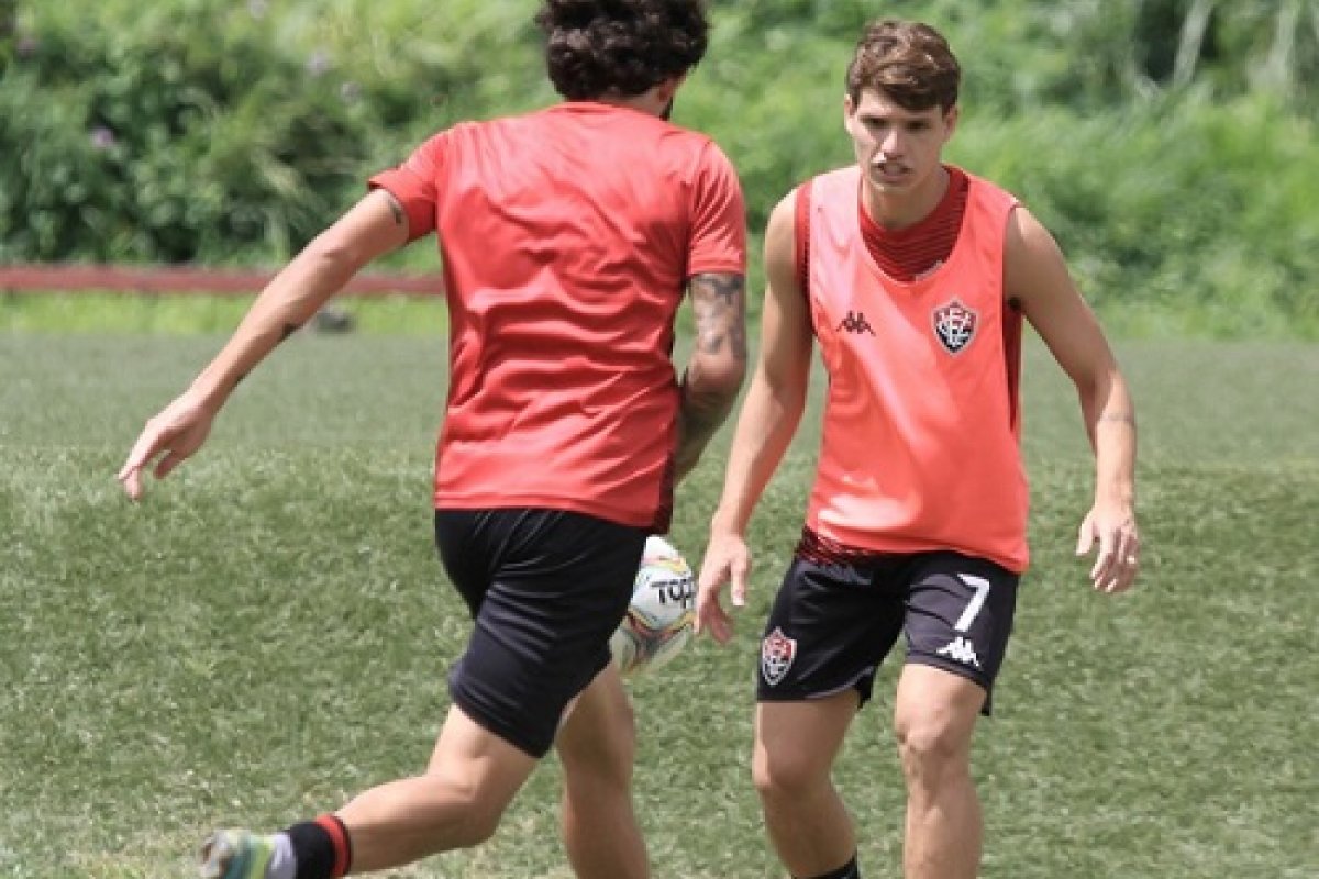 Vitória segue agenda de treinos com presença de novo reforço