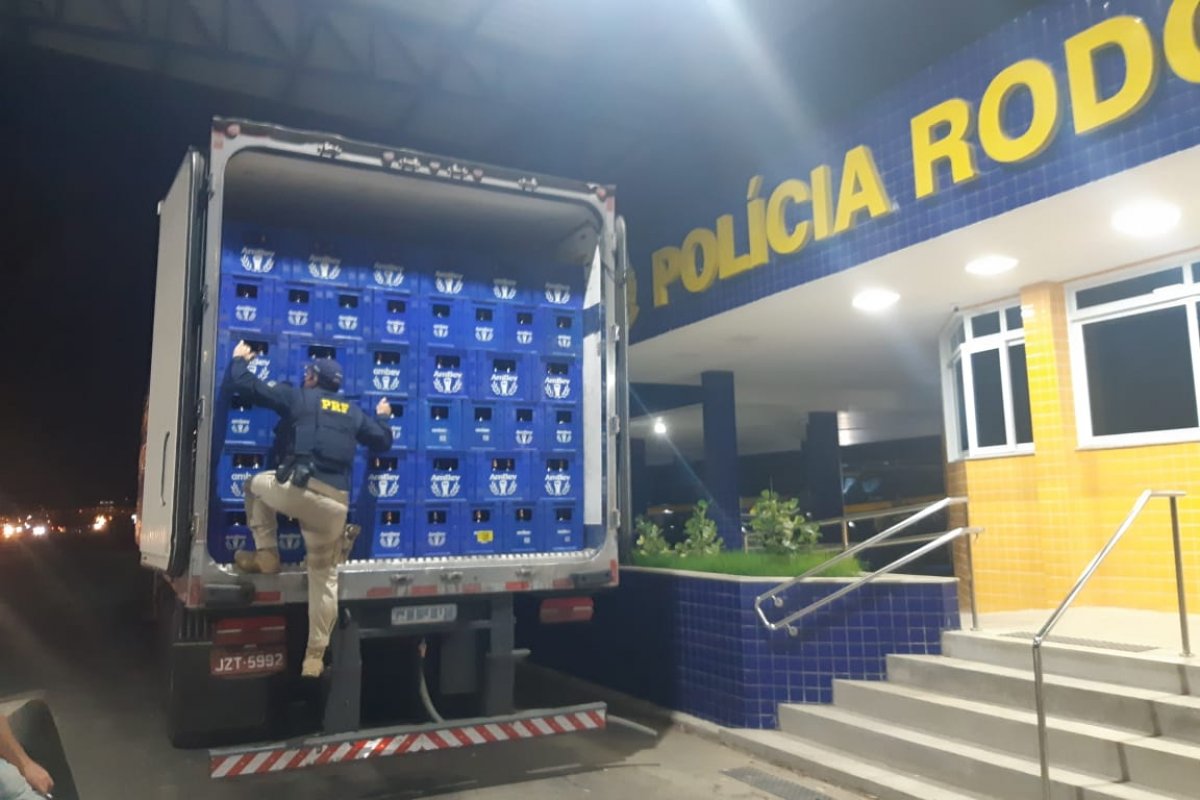 Mais de 15 mil litros de cerveja são apreendidos com motorista de um caminhão suspeito de sonegação