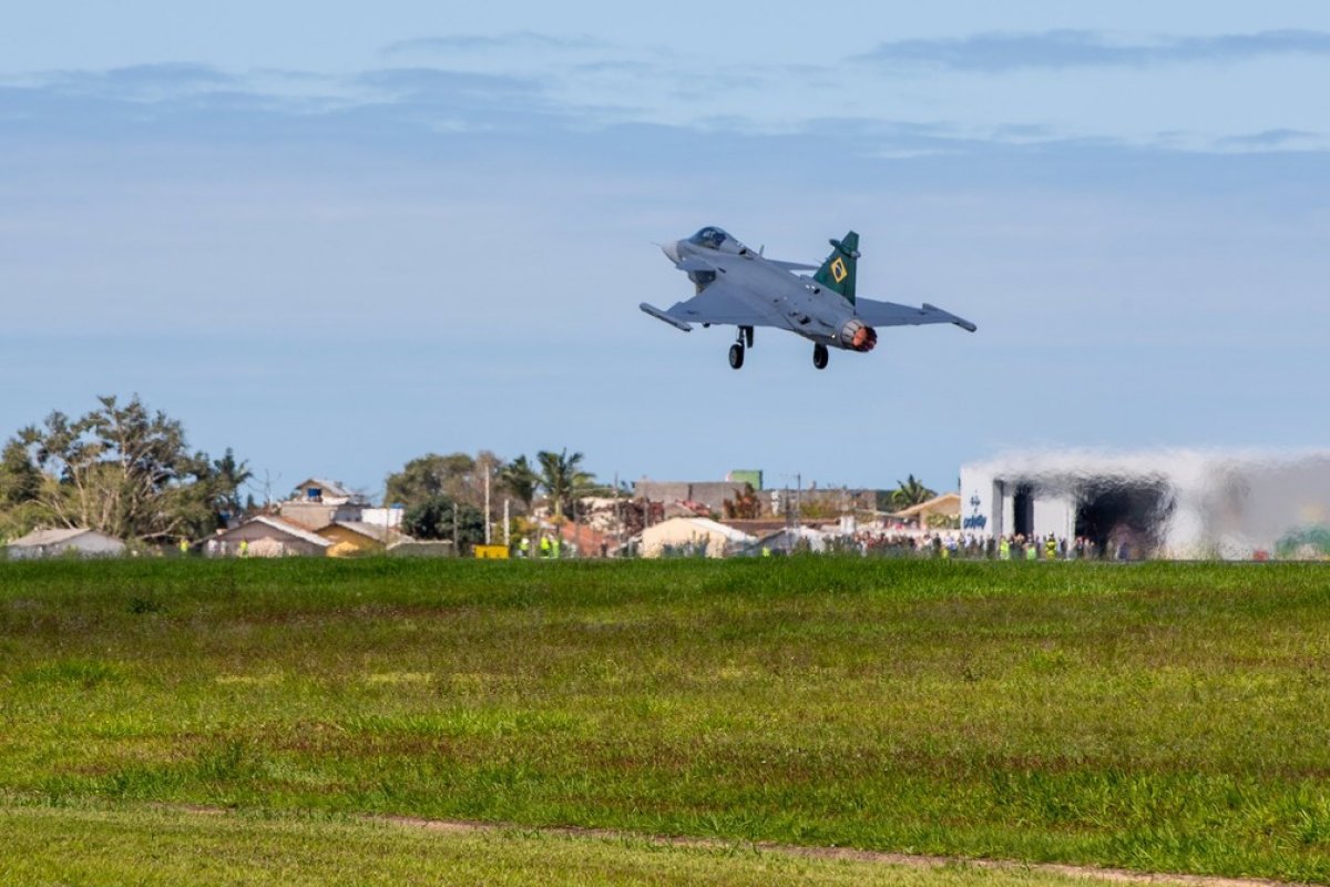 Vídeo: Caça Gripen da FAB realiza primeiro voo no Brasil