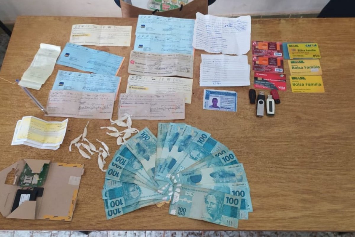 Suspeito de estelionato é preso com cartões e mais de R$ 39 mil no norte da Bahia