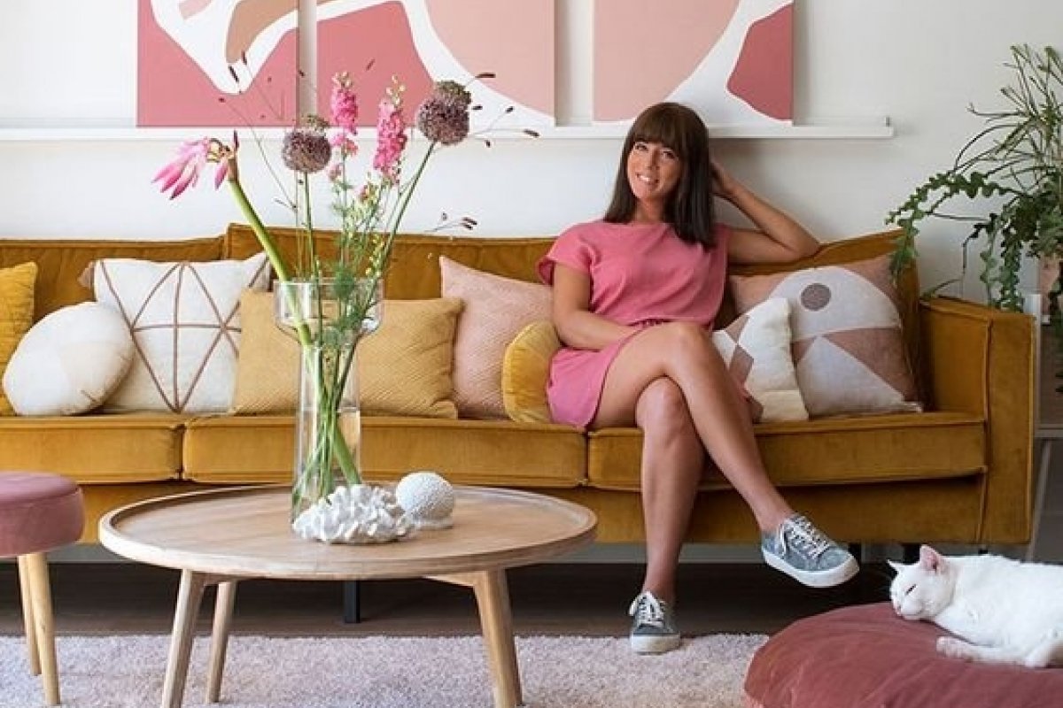 Sem medo de usar cor na decoração: Ambientes que abusam do rosa e laranja