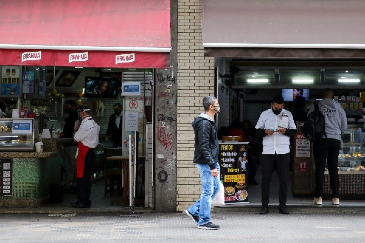 Confiança do comércio alcança nível pré-pandemia, diz FGV