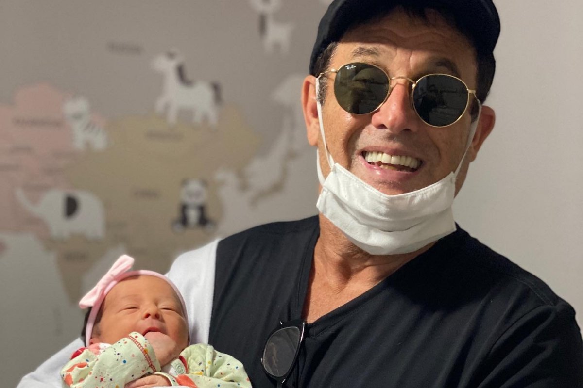 Aos 64 anos, Sérgio Mallandro apresenta neta recém-nascida na web