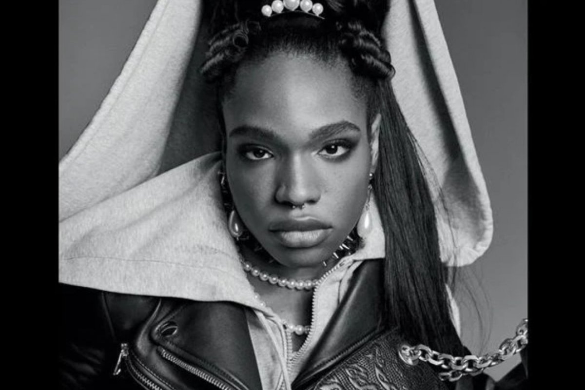 Modelo trans estrela campanha de outono/inverno 2020 da Moschino