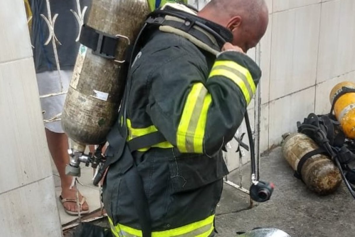 Vídeo: Imóvel no IAPI pega fogo e bombeiros utilizam técnica para controlar chamas com menos água