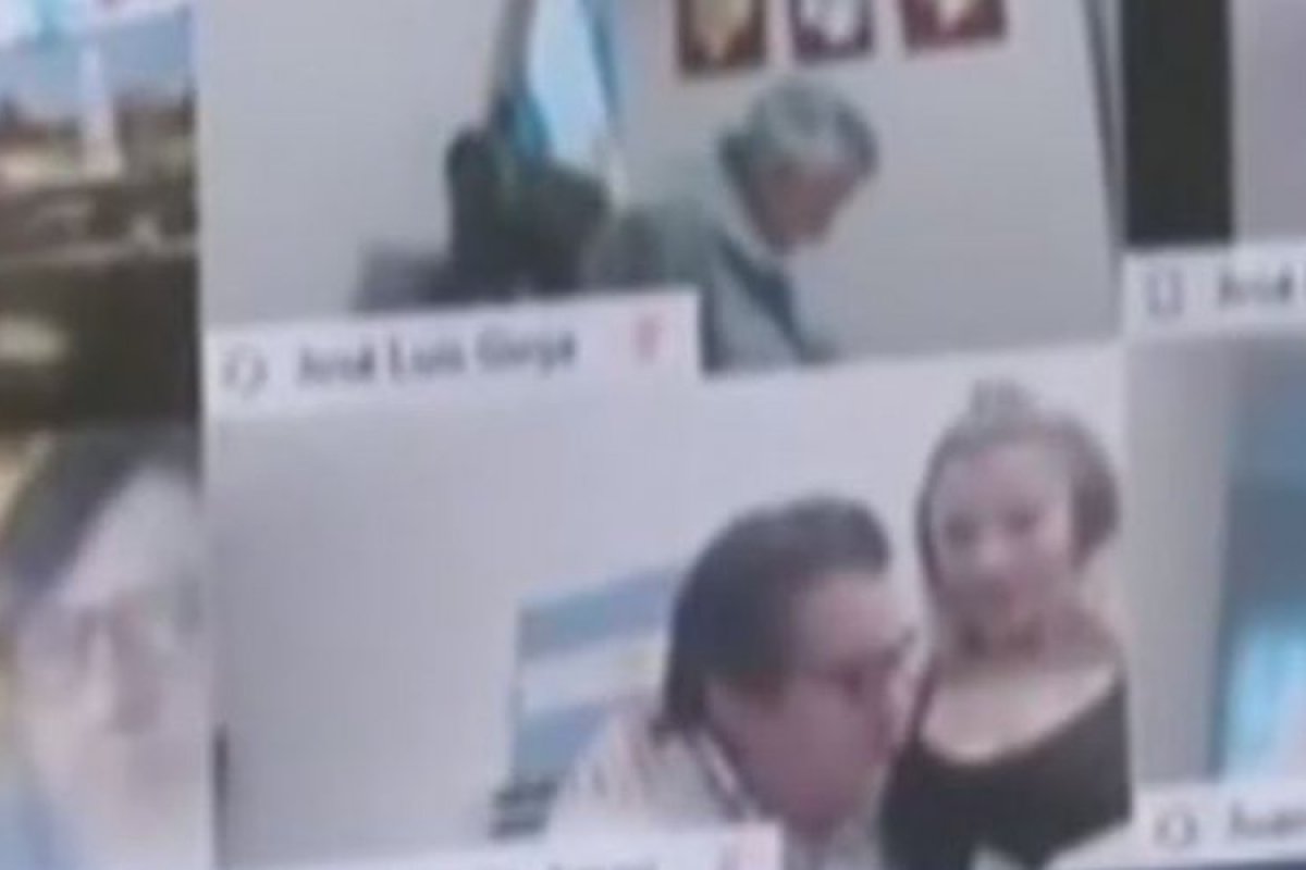 Vídeo: Deputado argentino é suspenso após ser flagrado em cena íntima durante sessão virtual