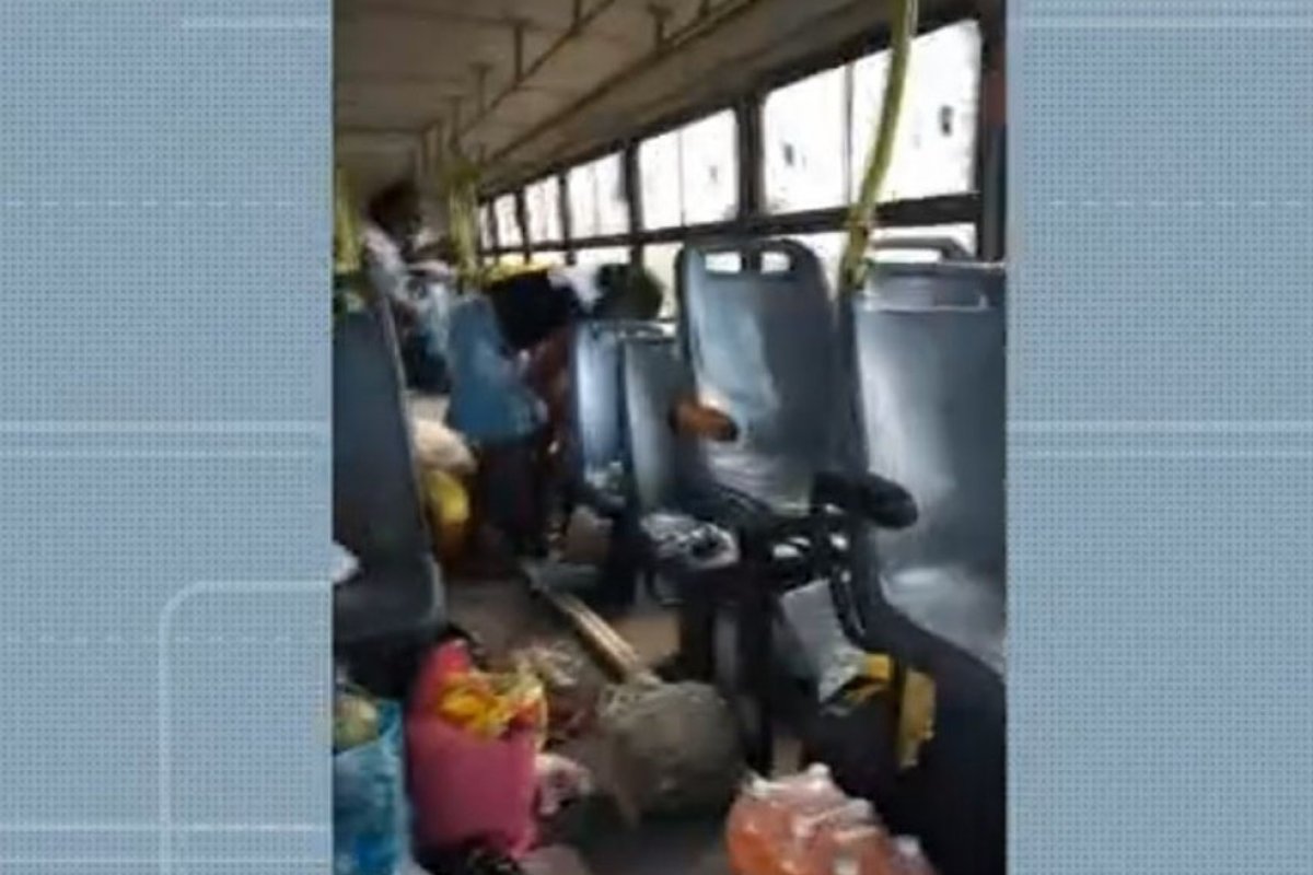 Grupo armado assalta cerca de 40 passageiros em ônibus