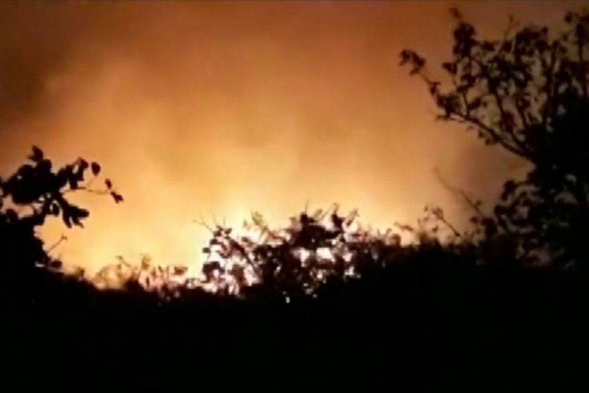 Incêndio atinge área de povoado da zona rural de Caetité, no sudoeste da Bahia