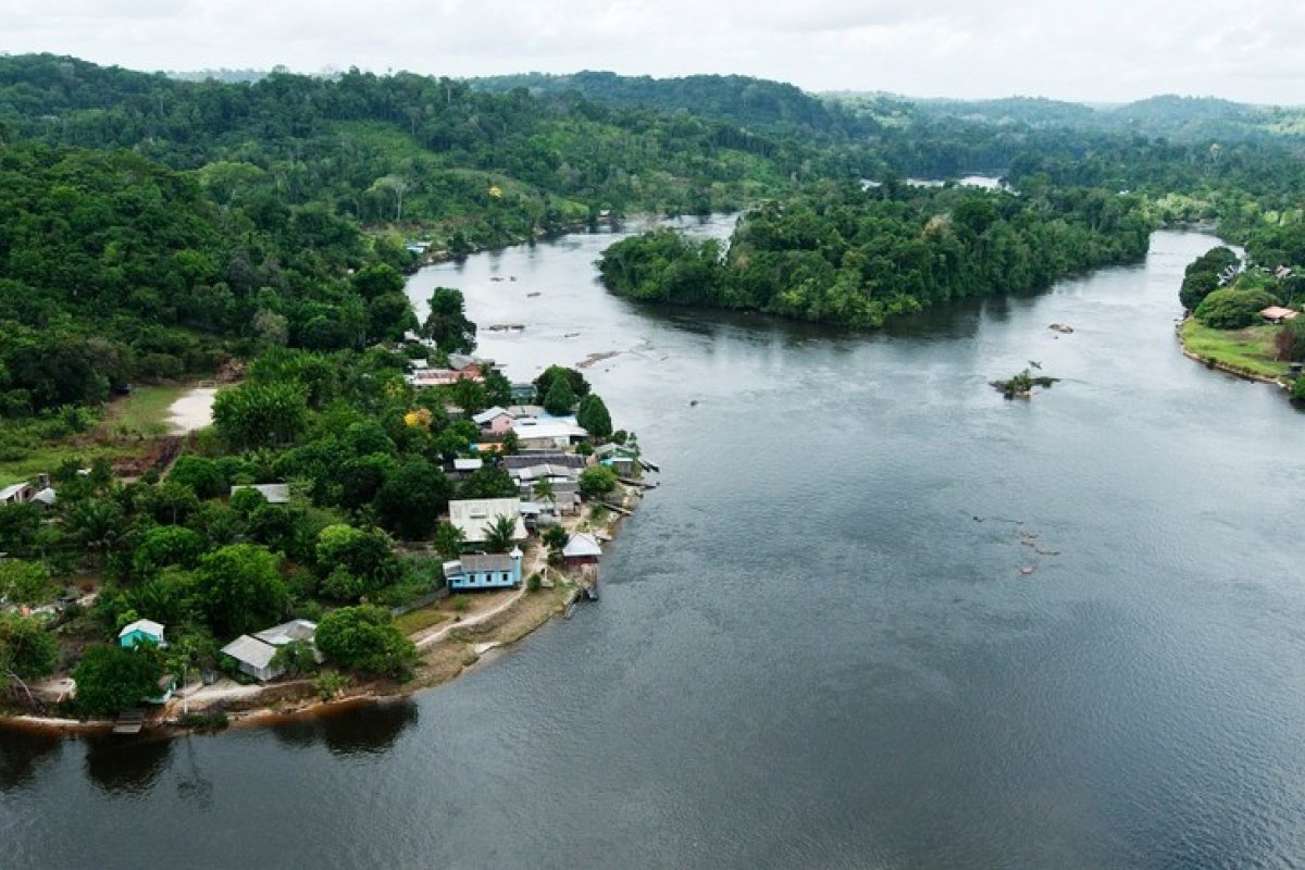 Líderes indígenas acusam governo da França de destruir a Amazônia
