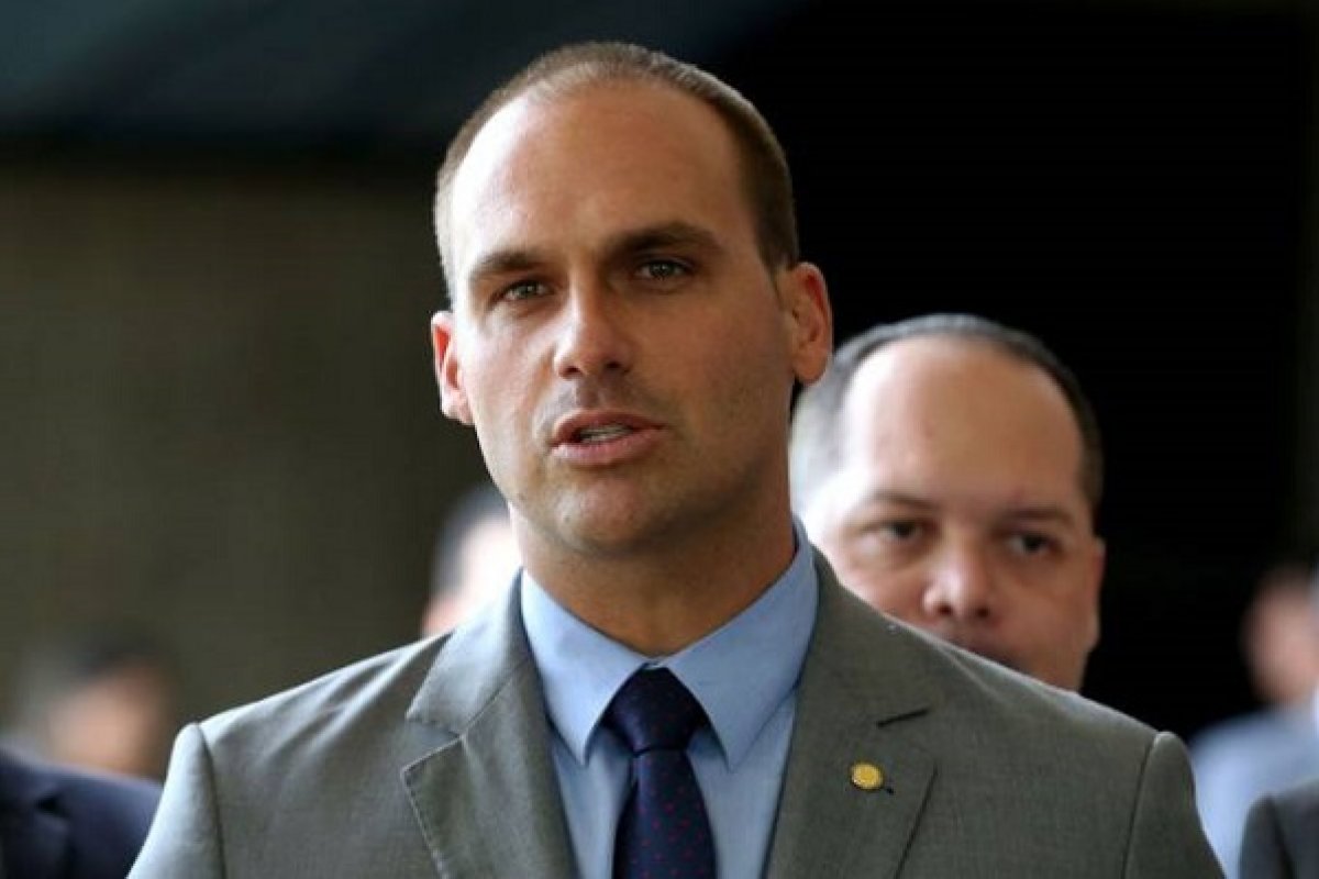 Eduardo Bolsonaro responde sobre fala de "ruptura institucional"