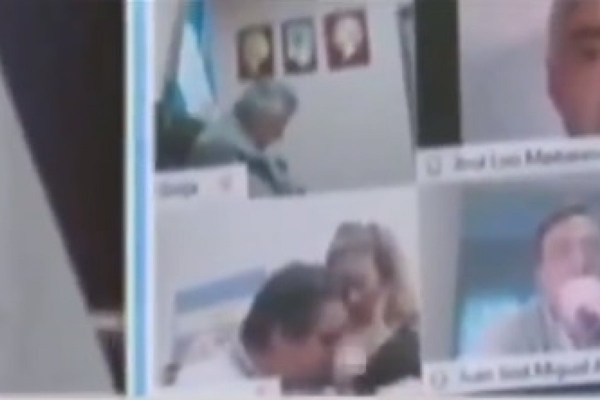 Deputado acaricia seios de uma mulher durante sessão virtual