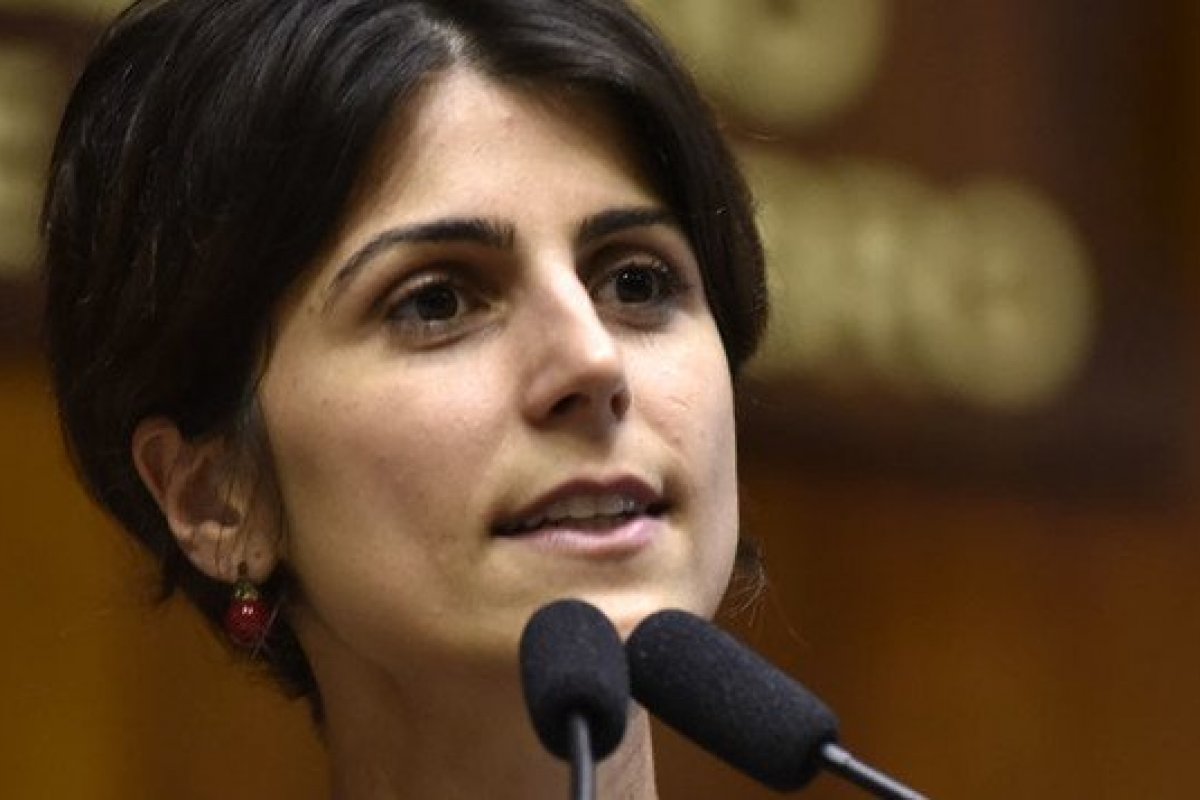 Hacker, em depoimento à PF, liga Manuela D'Avila a Glenn Greenwald