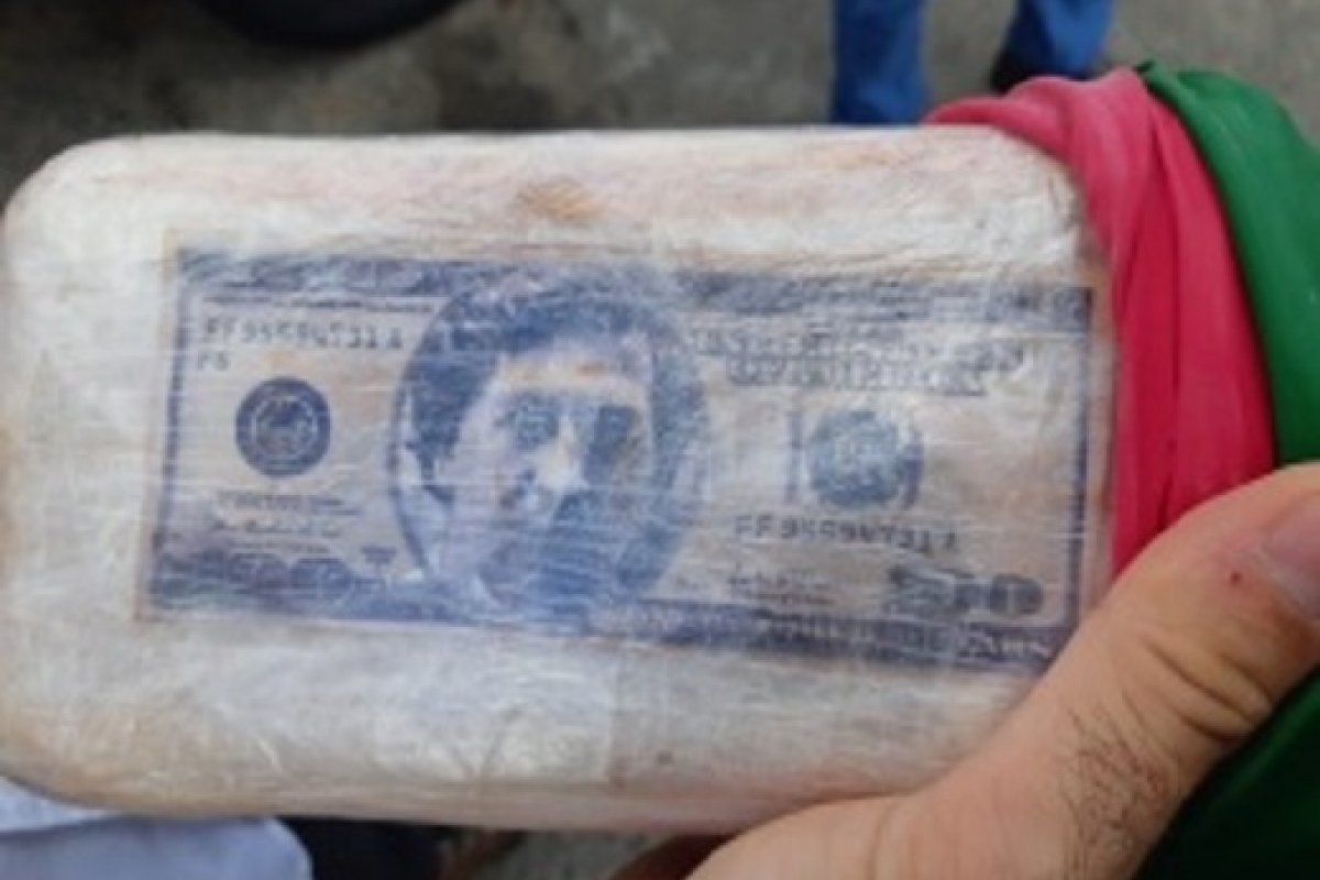 Tabletes de drogas com imagem de Pablo Escobar são apreendidas na BR 116