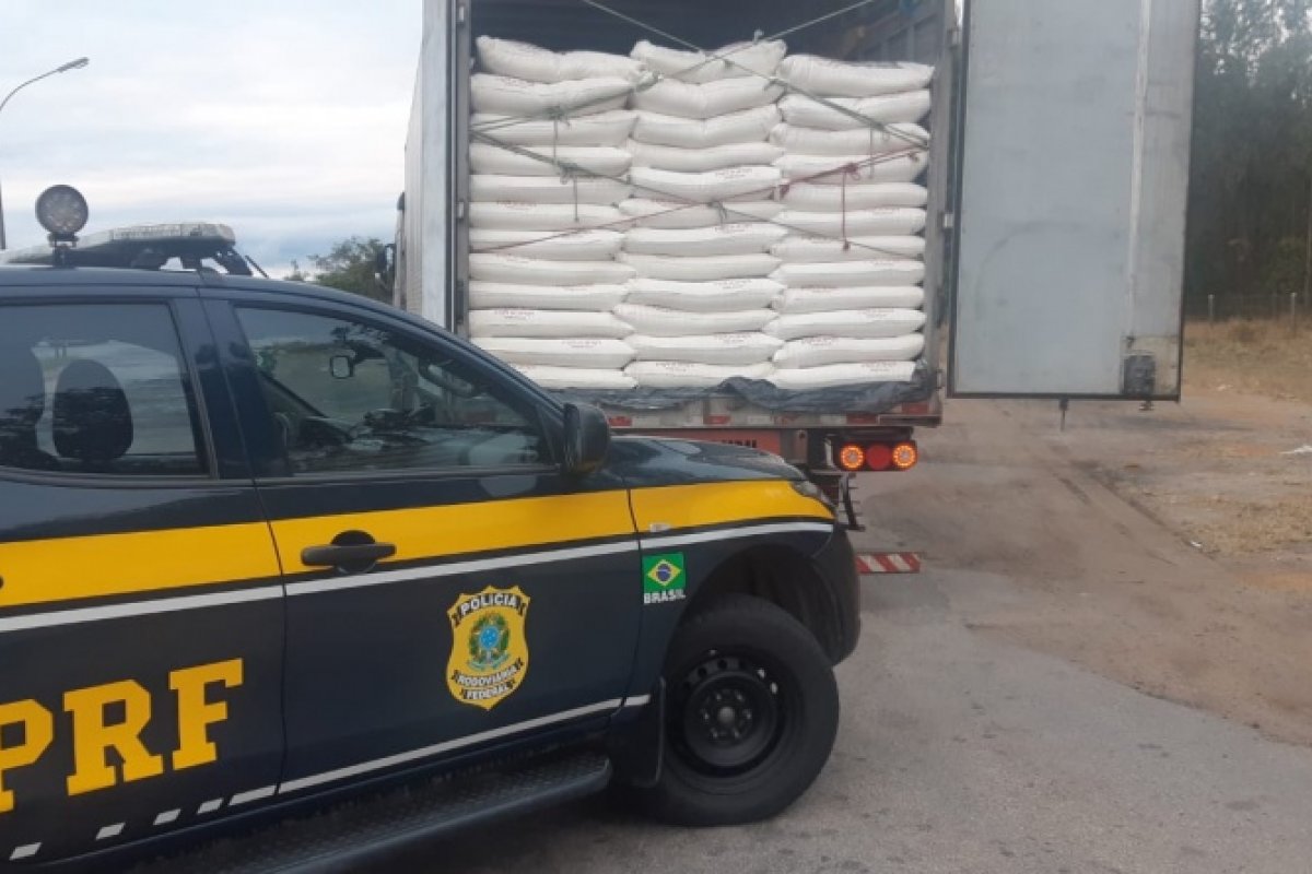 Caminhão com carga de farinha de trigo é apreendido após constatação de nota fiscal falsificada