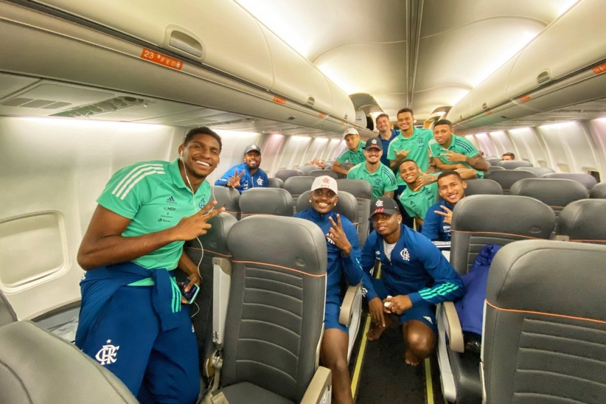 Flamengo demite funcionário que tirou foto de jogadores sem máscara em avião