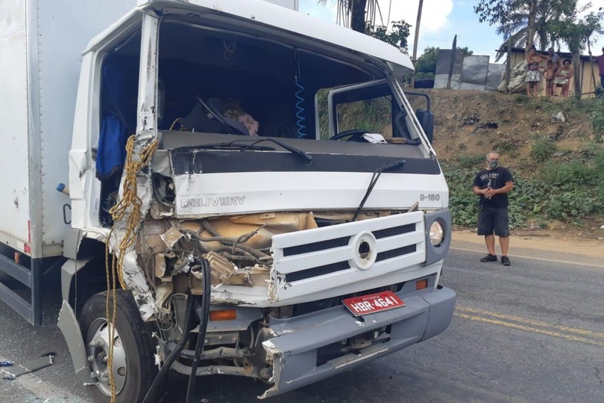 Caminhões colidem após um dos veículos invadir pista na BR 101