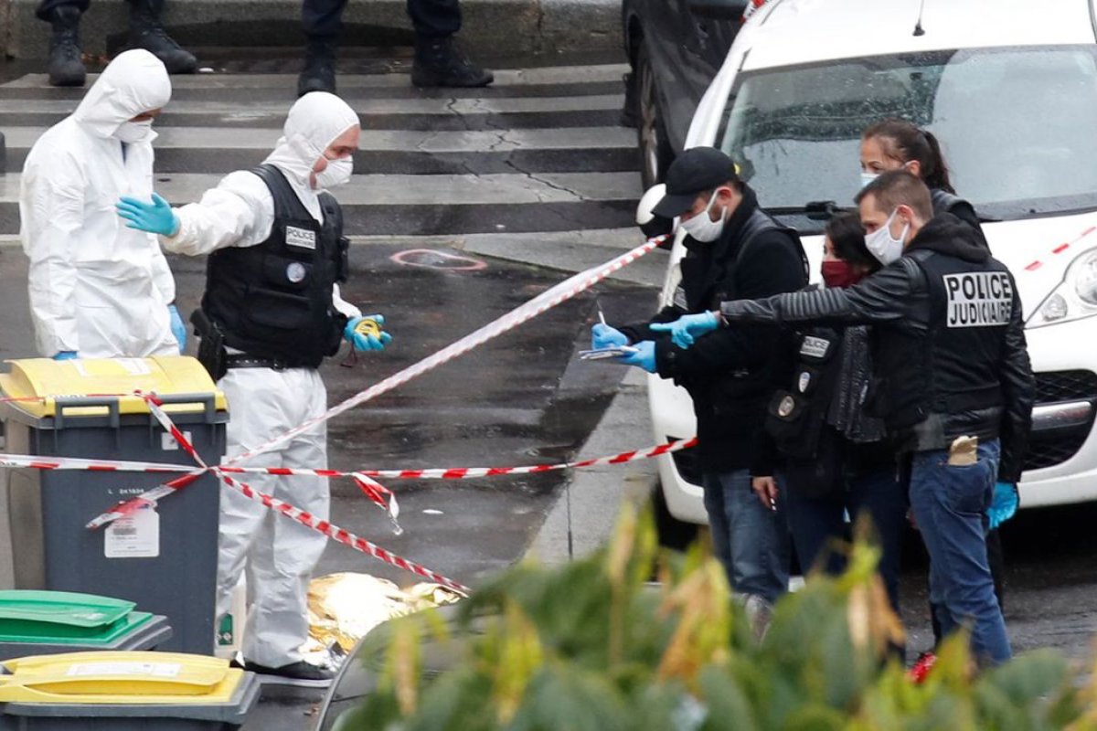 França abre investigação para apurar ataque com faca em Paris