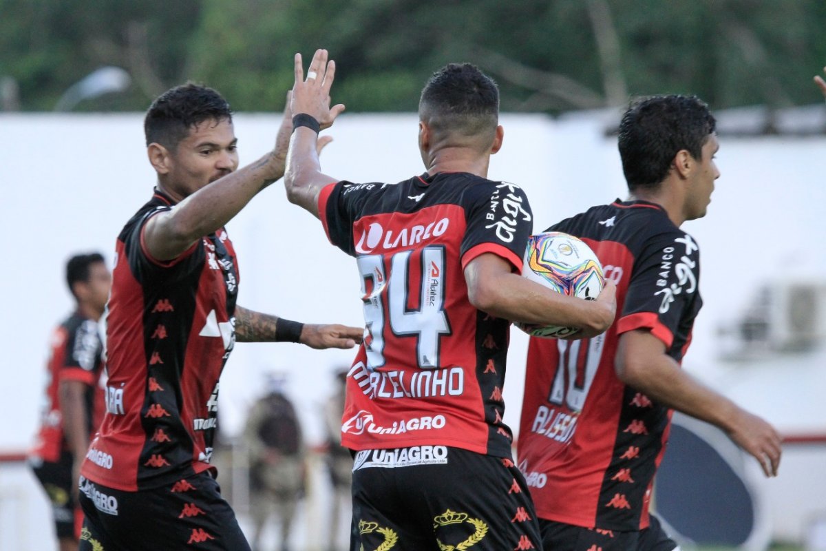De virada, Vitória bate o Oeste no Barradão e cola no G-4 da Série B