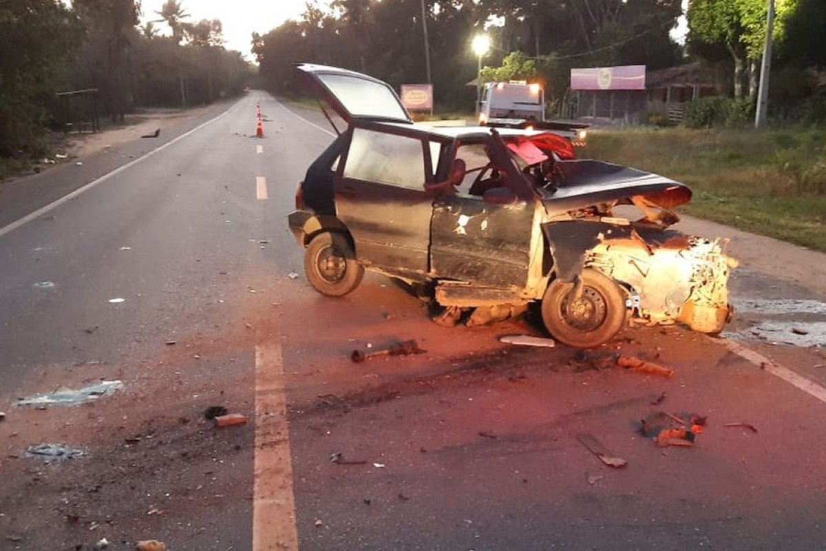 Batida entre dois carros deixa um morto e feridos no extremo sul da Bahia