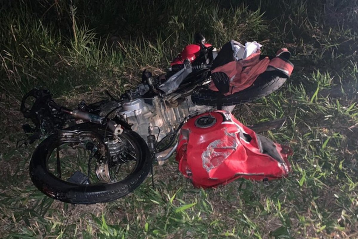 Batida entre motocicleta e carro deixa duas pessoas mortas em rodovia do sudoeste da Bahia