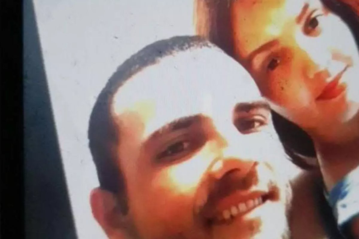 Brasileiro suspeito de feminicídio em Paris se entrega à polícia