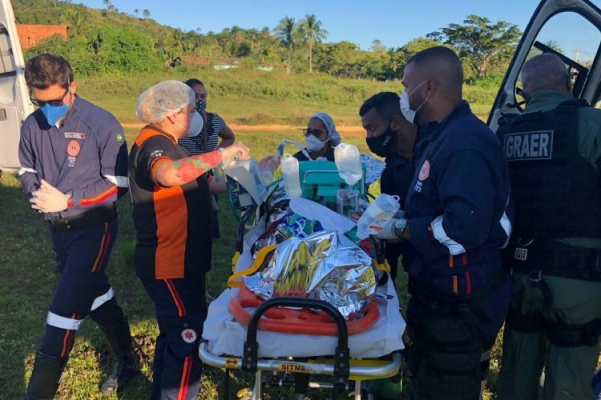 Vítima de acidente grave na Ilha de Itaparica é transportada pelo Graer