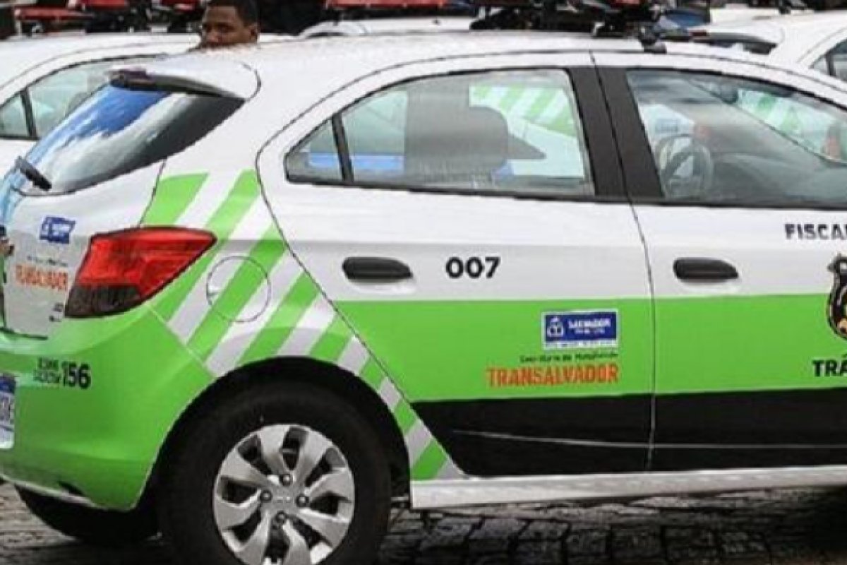 Engavetamento entre dois carros e ônibus deixa uma pessoa ferida