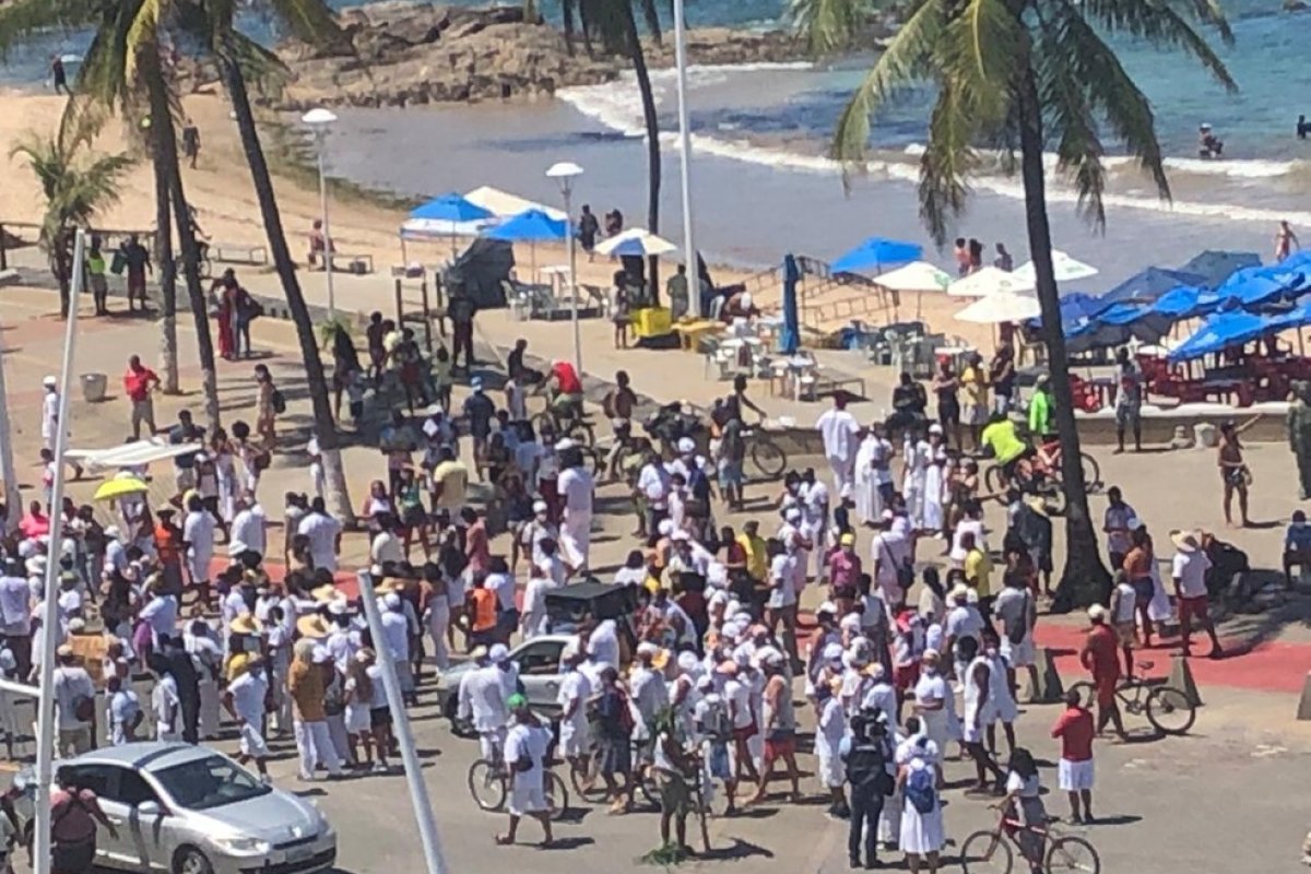 Lideranças religiosas e moradores protestam em defesa da Lagoa do Abaeté, em Salvador