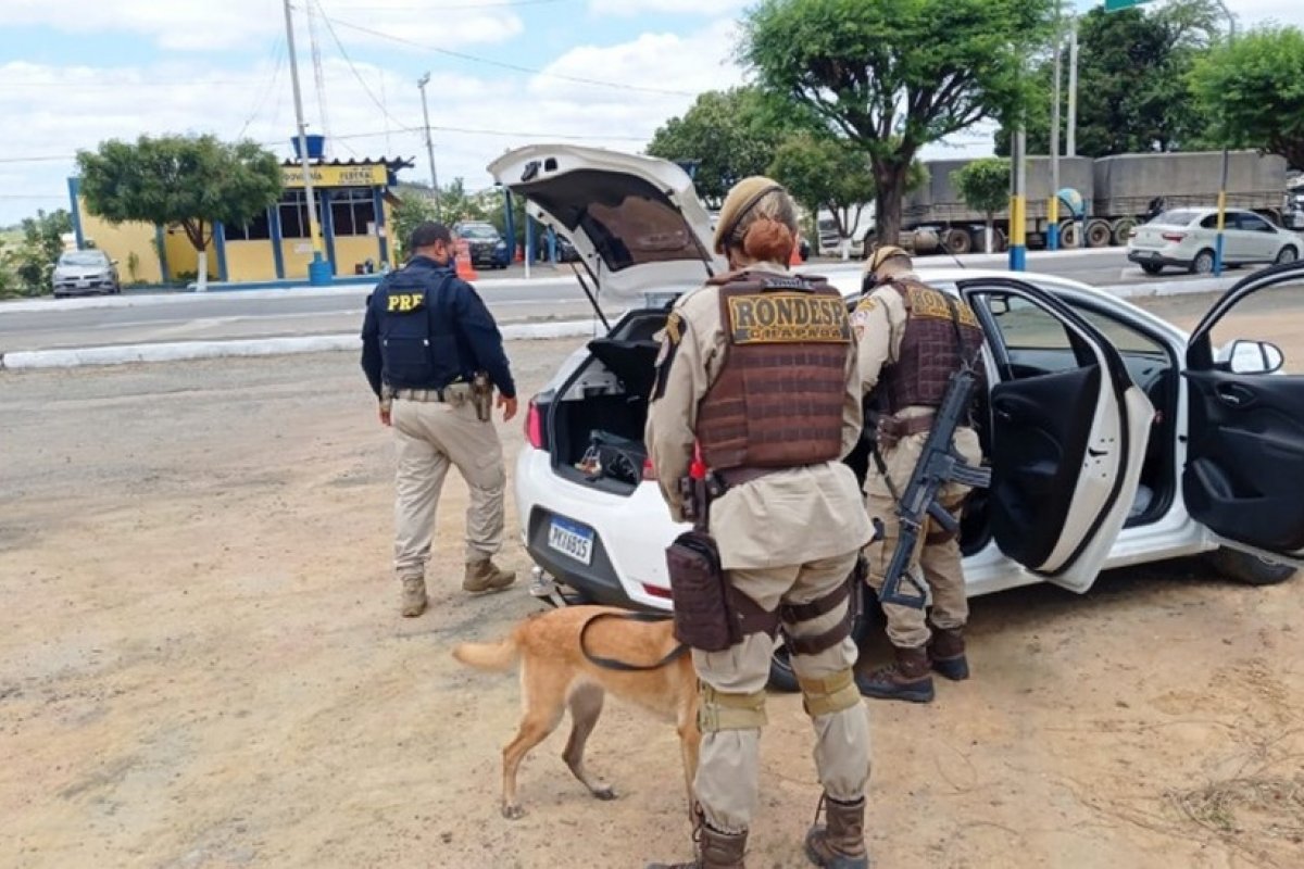 Casal é preso com tabletes de maconha escondidos em carro em rodovia na Bahia