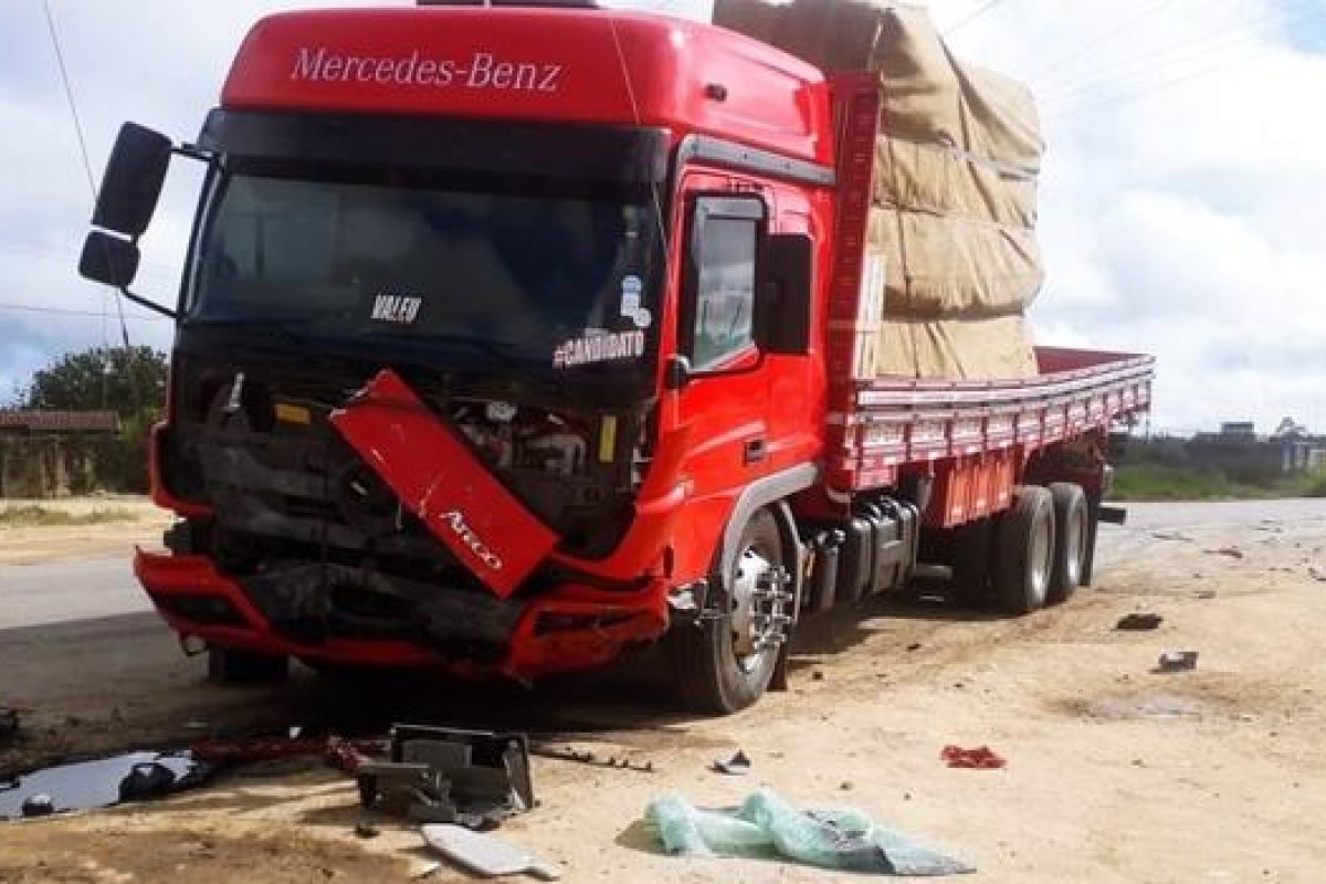 Acidente envolvendo carro e caminhão deixa quatro mortos na BR-101