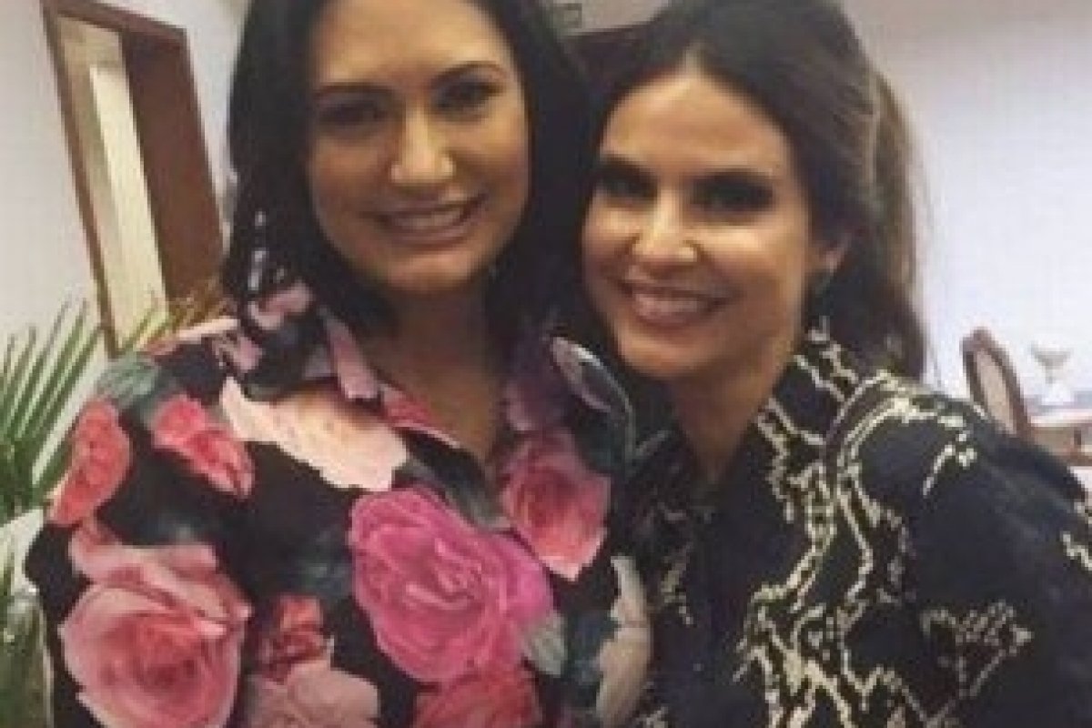 Michelle Bolsonaro participa de culto e tieta a cantora Aline Barros