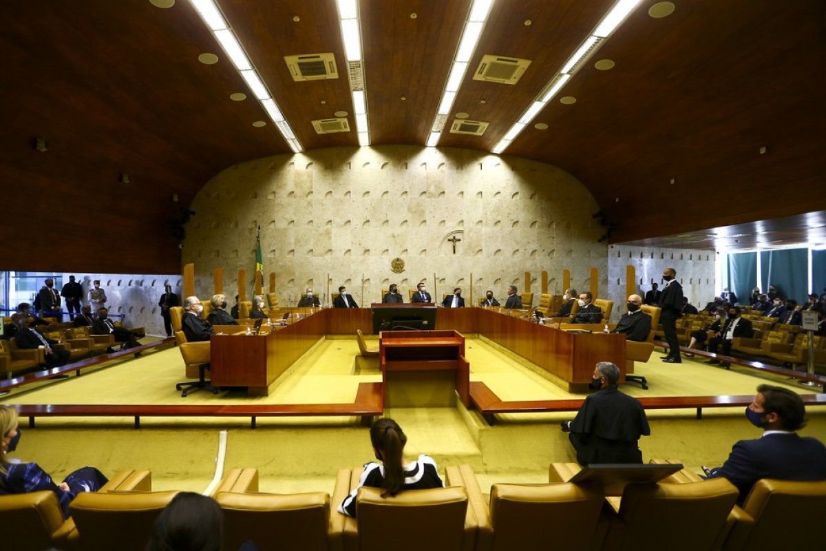 Aposentadoria de Celso de Mello abre corrida por vaga no STF