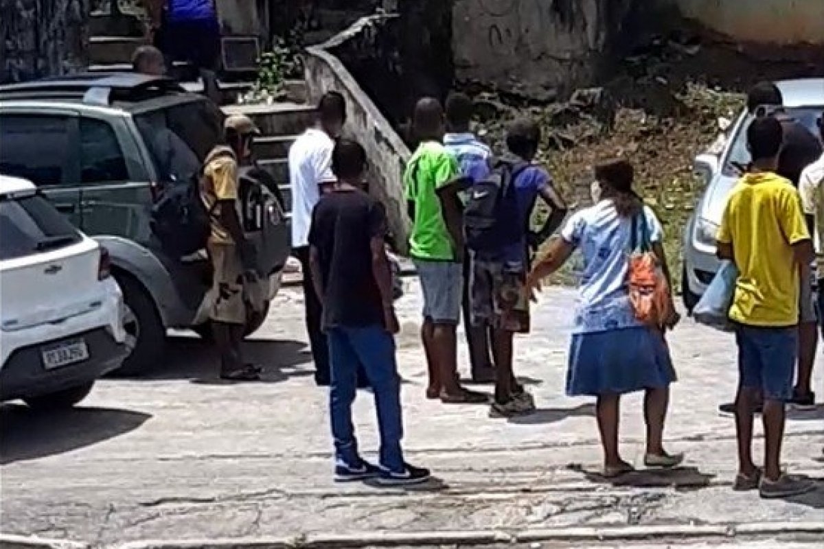 Suspeito de roubar celular é baleado em um ponto de ônibus no Vale dos Barris, em Salvador