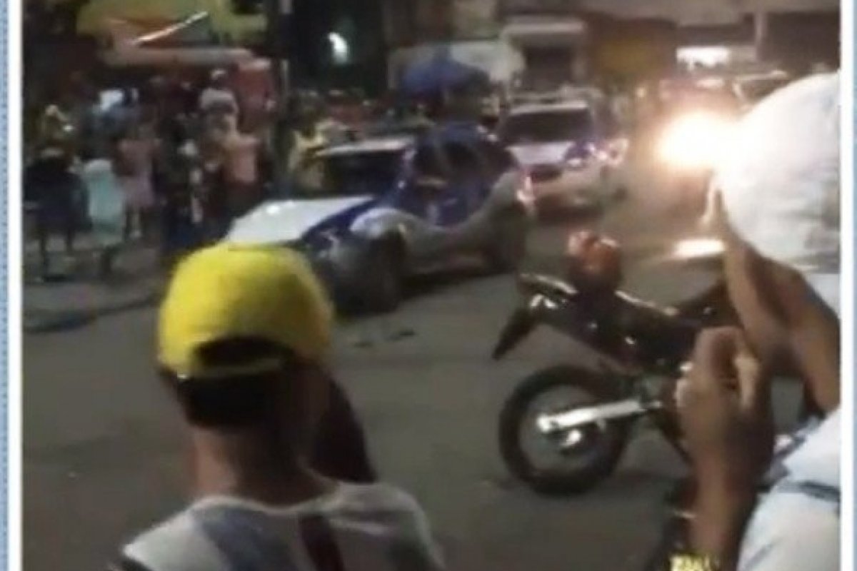 Policiais são hostilizados ao tentar acabar com 'festa paredão' em Salvador