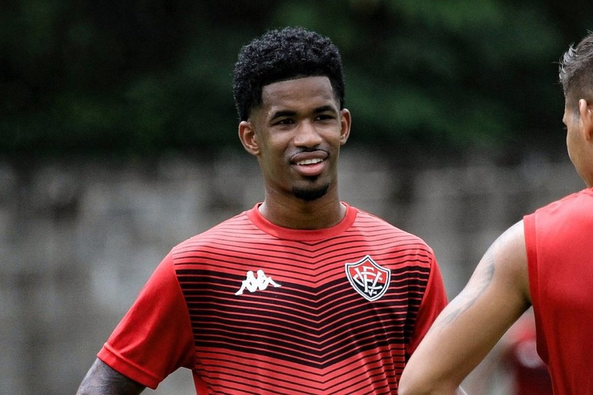 Novo reforço do Vitória, Ewandro diz que a demora na regularização ajudou a conhecer equipe