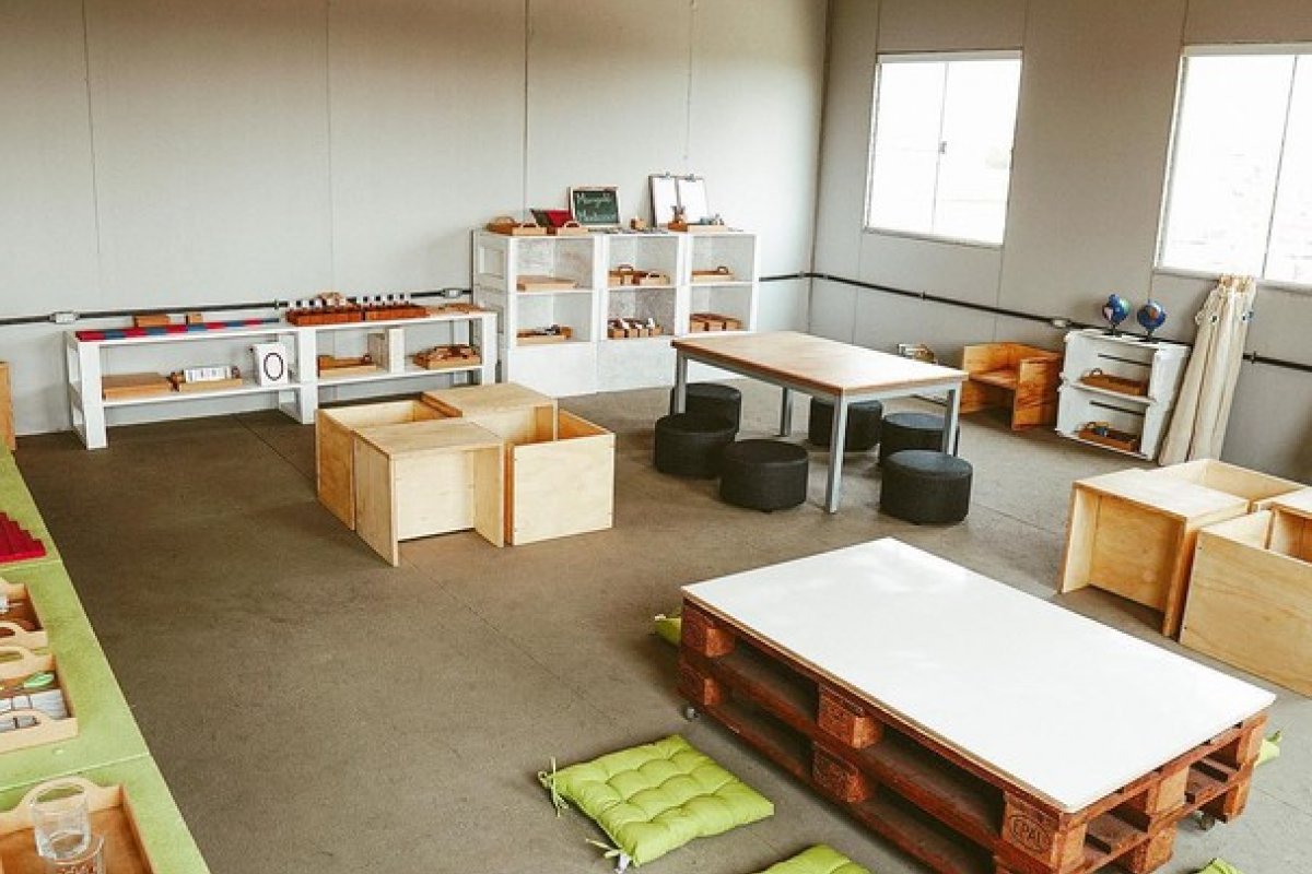 ONG constrói escola com 2,5 milhões de materiais reciclados e aposta em sustentabilidade