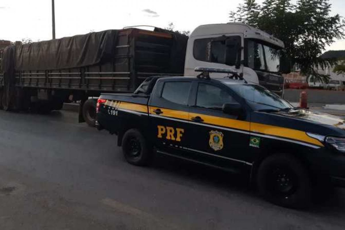 Polícia apreende mais de um milhão de cigarros contrabandeados em rodovia baiana