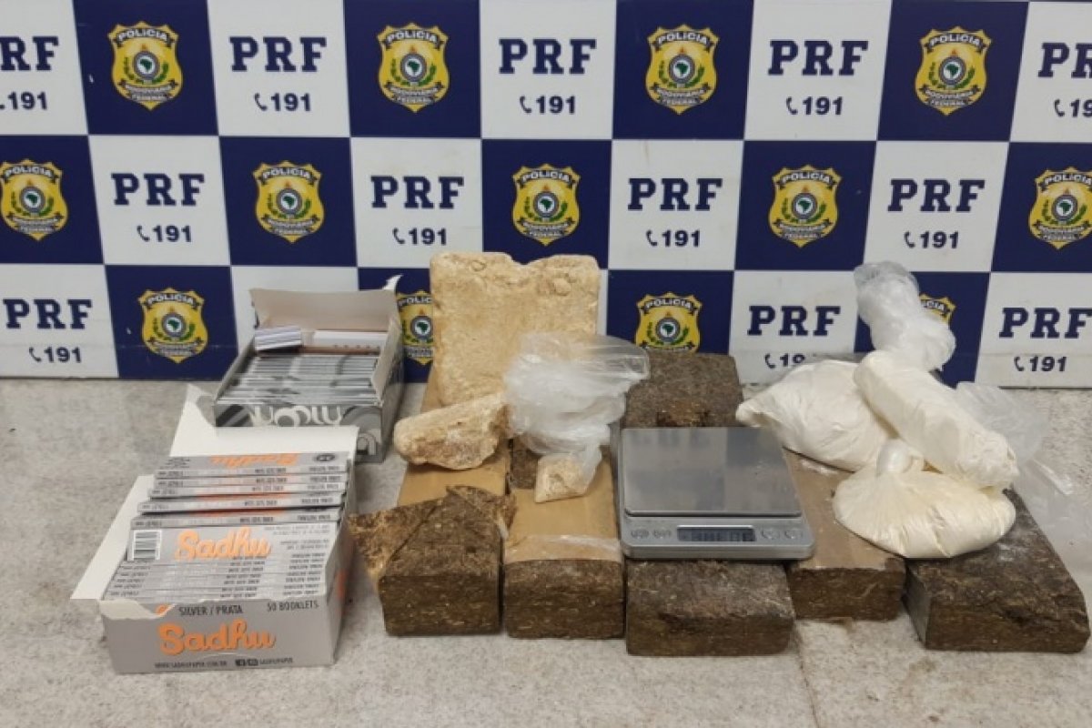 Porções de maconha, cocaína e crack são apreendidas dentro de um ônibus na BR 116