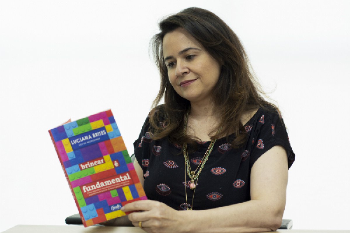 Livro discute a importância da brincadeira na aprendizagem das crianças