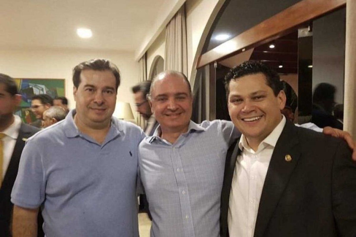 Para agilizar entrega de respiradores, lobista acionou Maia, afirma site