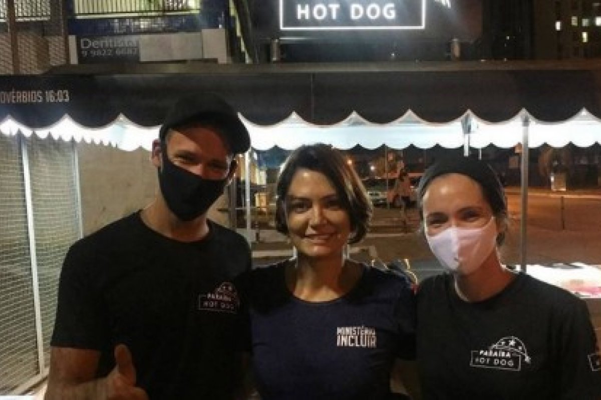 Após culto, Michelle Bolsonaro come cachorro-quente em rua de Brasília e é tietada por funcionários