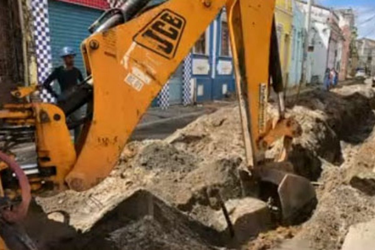 Com farda de operário e retroescavadeira, grupo invade obra e rouba fios de cobre, em Salvador
