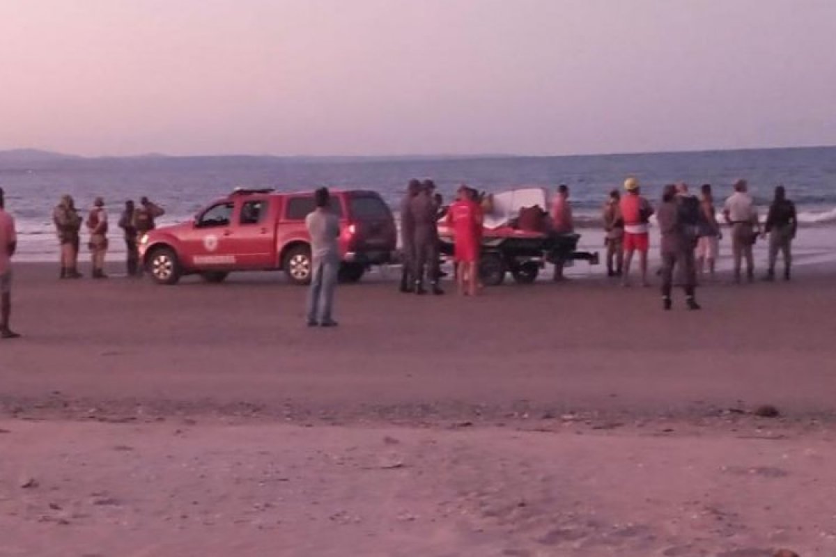 Suspeitos baleados fogem pelo mar após perseguição policial, em Ilhéus
