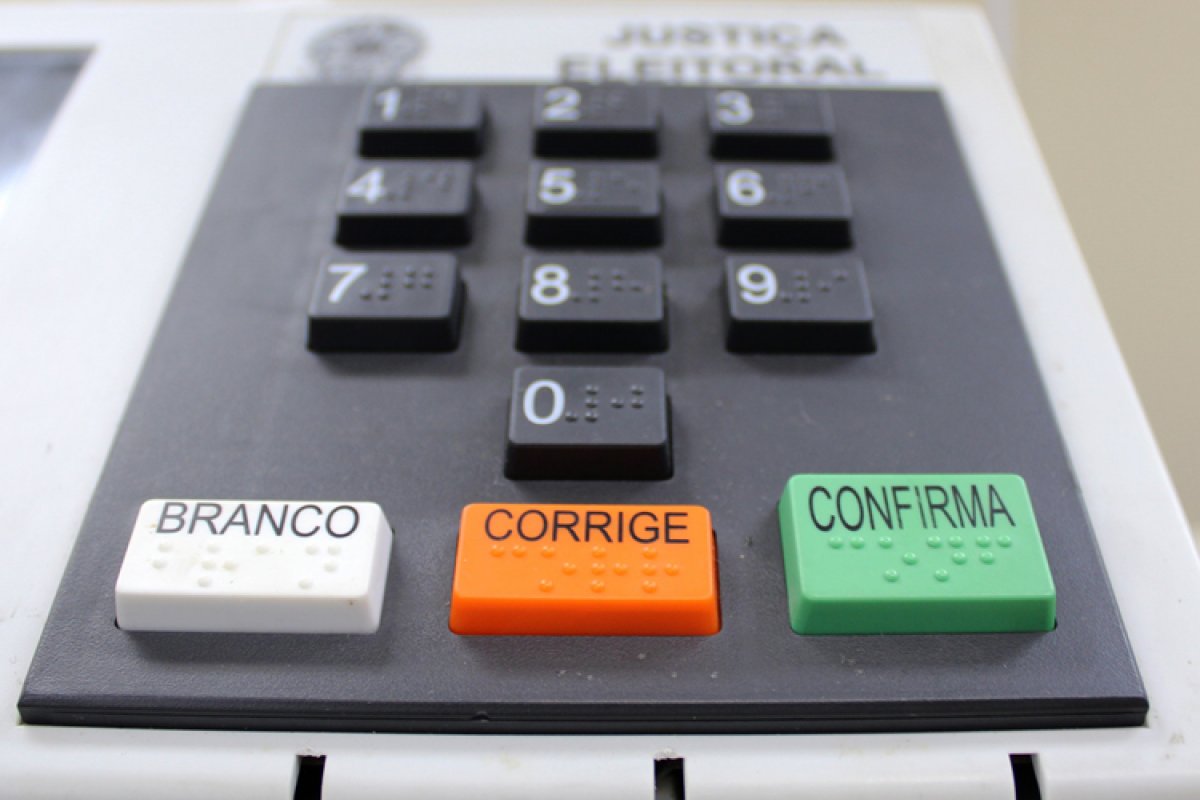 20 candidatos que concorrerão nas eleições em novembro se declararam analfabetos