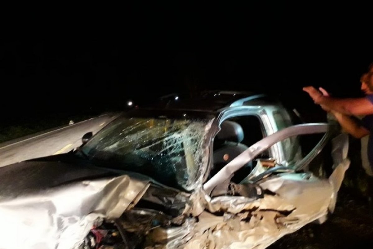 Batida envolvendo dois veículos deixa dois mortos e dois feridos na BR-101