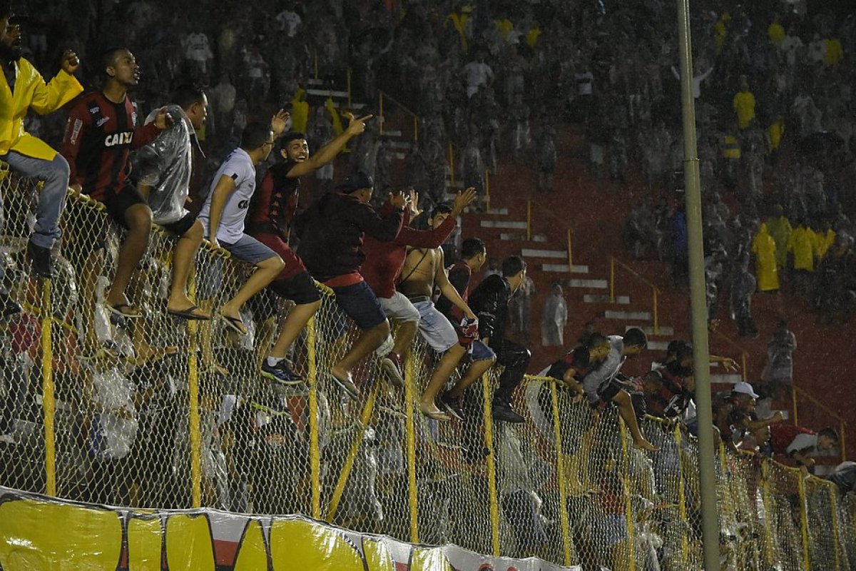Vitória vira o placar e vence a Ponte Preta, no Barradão