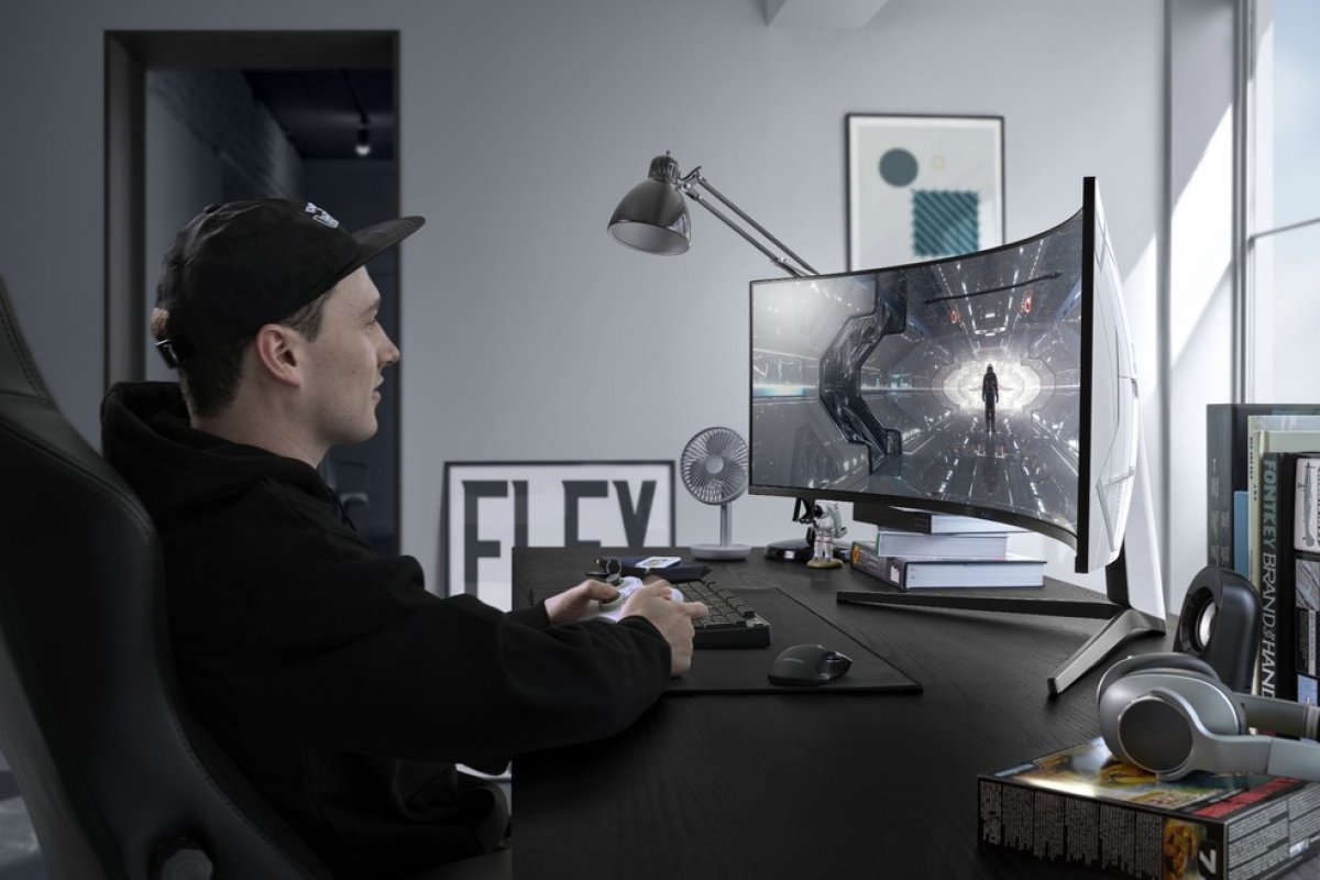 Monitores "mais curvos do mundo" e com design futurista chegam ao mercado brasileiro